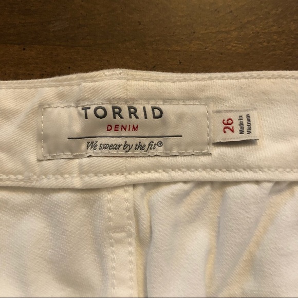 - **NWT** Torrid White Cutout Embroidery Skinny Short - Picture 6 of 9